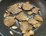 Foto del paso 3 de la receta: Espinacas frescas fritas con Ajo y Setas de Chopo