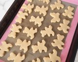 Foto langkah ke 4 dari resep Gluten free vanilla sugar cookies.