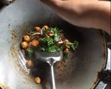 รูปขั้นตอนการทำที่ 8 ของ ข้าวคลุกกะเพราลูกชิ้นหมู+ไข่ดาว (no msg.)