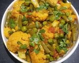 A picture of step 4 of Cauliflower French Beans and Green Peas Curry.