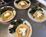Une image de l'étape 10 de Feuilletés chèvre poireaux, salade de jeunes pousses.