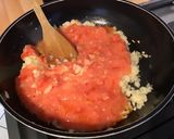 Une image de l'étape 6 de Sauce tomate à l'ail, oignon, herbes aromatiques et vin rouge.