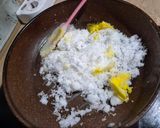 Foto langkah ke 2 dari resep Kelapa isian Roti Jadul.