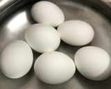 A picture of step 1 of Egg Do Pyaza.