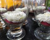 Foto del paso 3 de la receta: Postre en copa de frutillas 🍓 y crema Chantilly