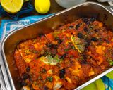 Paradicsomszószban sült tőkehal kapribogyóval és mazsolával mediterrán módra recept fázis 5 fotója