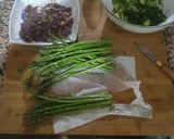 Foto del paso 1 de la receta: Ensalada de espárragos y aguacate he hígados de pollo