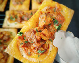 Foto del paso 8 de la receta: Tostadas de hojaldre con cebolla, atún y arenque en salsa de tomate