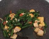 Foto langkah ke 2 dari resep Tumis Bunga Bawang Tofu.