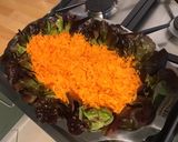 Une image de l'étape 5 de Salade de carottes, tomates et feuille de chêne rouge.