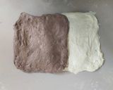 Foto langkah ke 6 dari resep Bicolour Country Loaf Sourdough.