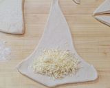 Pihe-puha sajtos kolbászos kifli 🌭🥐🌭 recept fázis 4 fotója