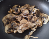 Foto del paso 3 de la receta: Torticas de coliflor a la pizza🍕de champiñones🍄, jamón🥓, queso🧀 y pimientos🍕🌶️