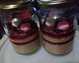 Foto langkah ke 7 dari resep Cheesecake in jar with strawberry jam.