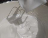 Foto langkah ke 2 dari resep Chocolate Cupcake with Strawberry Filling (decorating cake).