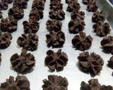 Foto langkah ke 5 dari resep Semprit Sagu Cokelat.