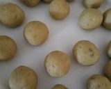 Foto langkah ke 3 dari resep Bola Ubi isi Coklat.