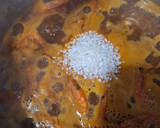 Foto del paso 4 de la receta: Caldero de arroz con almejas, gambas y calamar