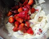 Foto del paso 3 de la receta: Postre Súper Fácil que nunca pasa de moda, frutillas con crema