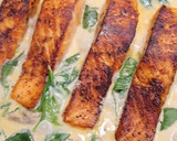 Foto del paso 3 de la receta: Salmón en salsa cremosa con espinacas baby