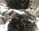Foto del paso 3 de la receta: 203. Espaguetis negros con gulas al papillote (principal pasta)
