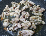 Foto del paso 8 de la receta: Tiras de contramuslo de pollo, arroz integral y ensalada china😋