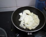 Foto langkah ke 2 dari resep Sosis Saos Tiram Manis.
