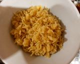 Foto langkah ke 2 dari resep Pizza Telur Mie Pedas (sambal ulek sisa).