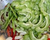 Foto langkah ke 4 dari resep Pare tumis teri dan timun.