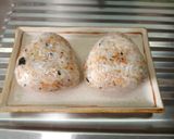 รูปขั้นตอนการทำที่ 3 ของ Yaki Onigiri (ข้าวปั้นย่าง)