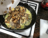 Foto del paso 3 de la receta: Setas salteadas con ajetes tiernos y solomillo de pechuga de pollo
