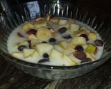 A picture of step 3 of Yogurt fruits salad.