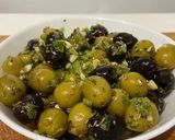Une image de l'étape 3 de Olives noires et vertes pimentées et ails.