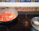 Foto del paso 3 de la receta: Falsos tallarines de calabacin con salsa de tomate, atún y huevo