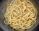 Foto del paso 1 de la receta: Spaghetti al pesto de albahaca y piñones con langostinos