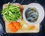 รูปขั้นตอนการทำที่ 1 ของ กุ้งผัดหน่อไม้ฝรั่ง