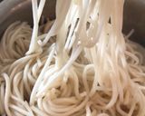 A picture of step 1 of Spicy Chilli Garlic Prawn Noodles.