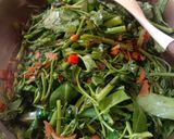 Foto langkah ke 3 dari resep Tumis Kangkung Pedas Manis.
