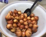 A picture of step 1 of Pickled onions.