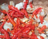 รูปขั้นตอนการทำที่ 2 ของ หมูคั่วพริกกะปิ