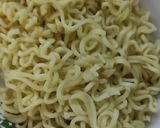 Foto langkah ke 2 dari resep Indomie Goreng Nyemek.