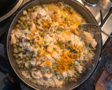 Foto del paso 5 de la receta: Arroz con condimento y pollo. Tipo paella y pa’ti 😜 rápido y fácil!