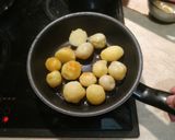 Foto del passaggio 4 della ricetta Indivia alla griglia, con gorgonzola e olio di rosmarino. Accanto a loro, patate alla curcuma!