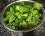 A picture of step 1 of Bhujiya dhaniya ki chutney.