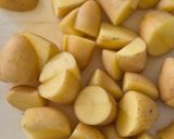 Une image de l'étape 1 de Potatoes au paprika fumé, ail des ours et romarin.