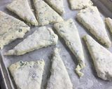 Foto del paso 7 de la receta: Scones de verdeo y queso