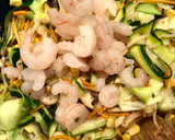 Foto del paso 5 de la receta: Wok de verduras 🥒🥕🌽 y gambas 🦐 picante 🌶️