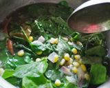 Foto langkah ke 3 dari resep *bening bayam oyong jagung temu kunci*.