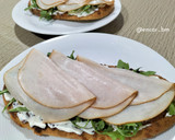 Foto del paso 4 de la receta: Tosta ligera de rúcula, Skyr y pavo