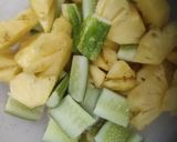 Foto langkah ke 2 dari resep Asinan Timun & Nanas.
